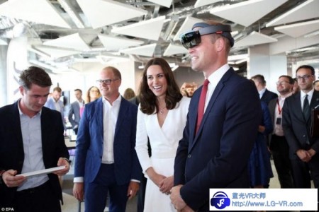 威廉王子夫妇到访波兰体验VR设备
